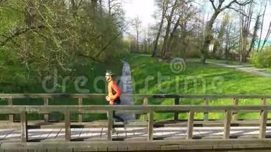 男人在公园里慢慢地穿过桥。